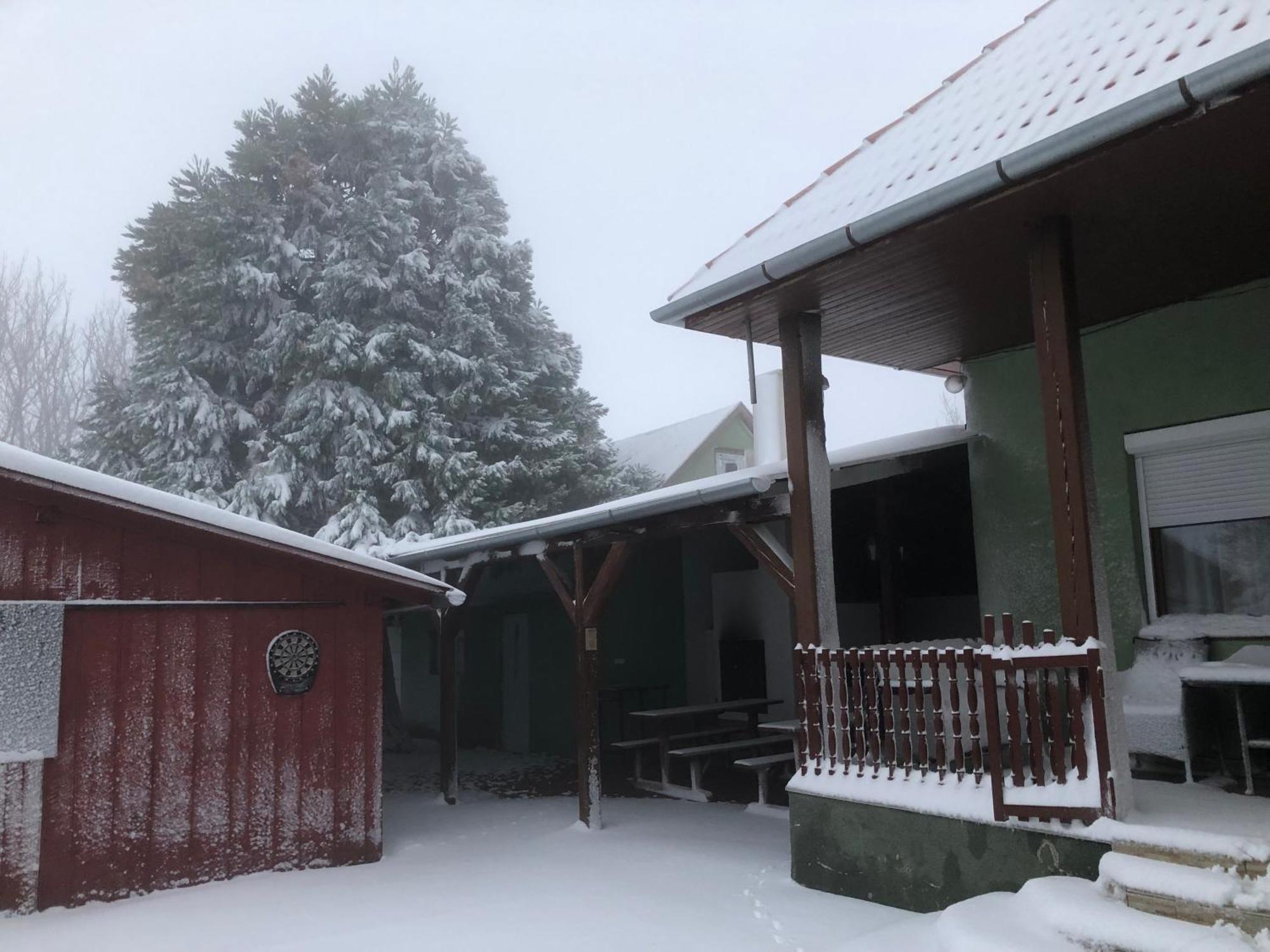Bakonyi Mamutfenyő Vendégház Tés Esterno foto