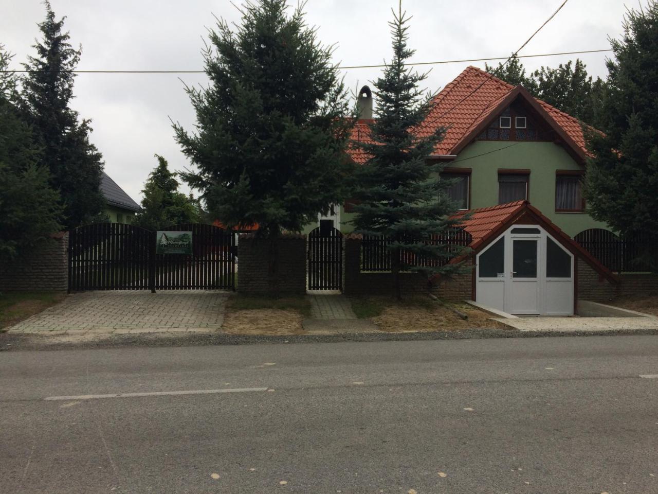 Bakonyi Mamutfenyő Vendégház Tés Esterno foto