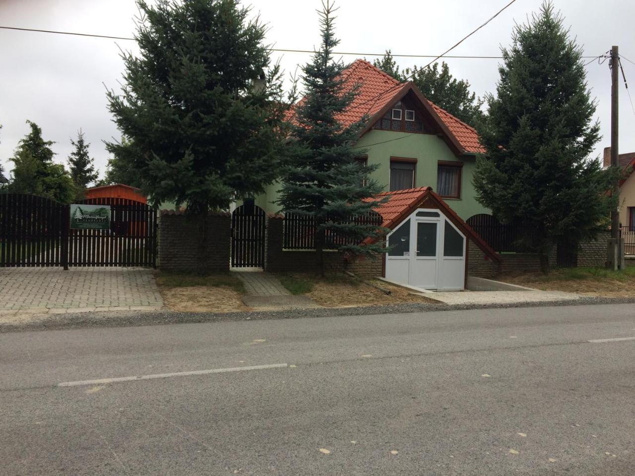 Bakonyi Mamutfenyő Vendégház Tés Esterno foto